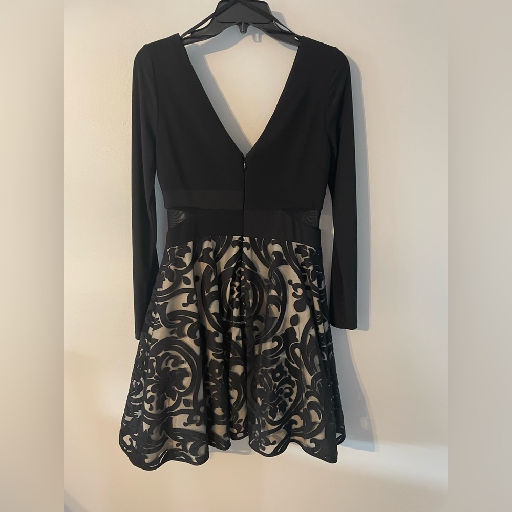 Xscape Blk long sleeve knee length stress size 8